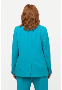 Ulla Popken COL À REVERS, POCHES À RABAT, FERMETURE BOUTONNÉE - Blazer - light blue