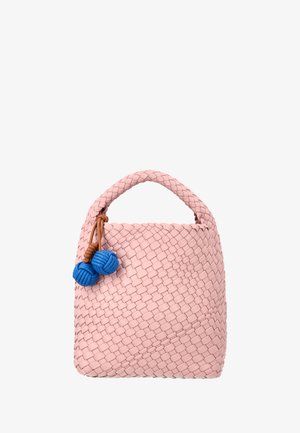 Roze geweven handtas met een gevlochten handvat en twee blauwe knoopvormige bolcharmers bevestigd met bruine leren riempjes.