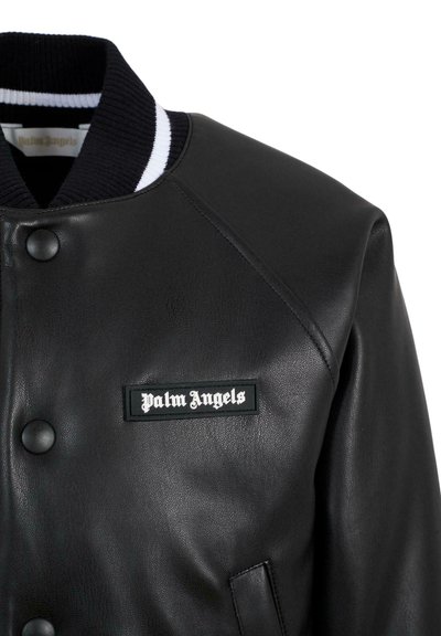 Giubbotto bomber in pelle nera con colletto a coste caratterizzato da strisce bianche. Include un'etichetta rettangolare con "Palm Angels" in testo bianco.