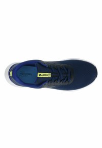 Morske športne čevlje z mrežasto zgornjo plastjo, rumenimi dodatki in črnimi vezalkami. Imajo v notranjosti "Air Memory Foam" notranji vložek. Bela gumijasta podplata.