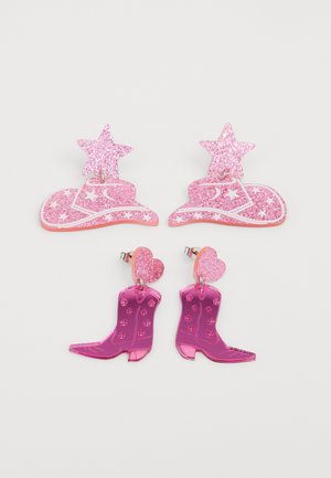 Rosa Acrylohrringe mit glitzernden Stern- und Cowboyhut-Designs, Herzen und Cowboy-Stiefel-Formen.
