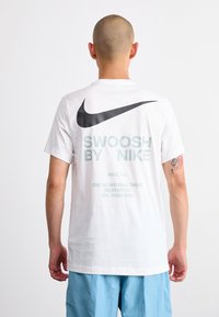 Nike Sportswear TEE - Apdrukāts T-krekls - white