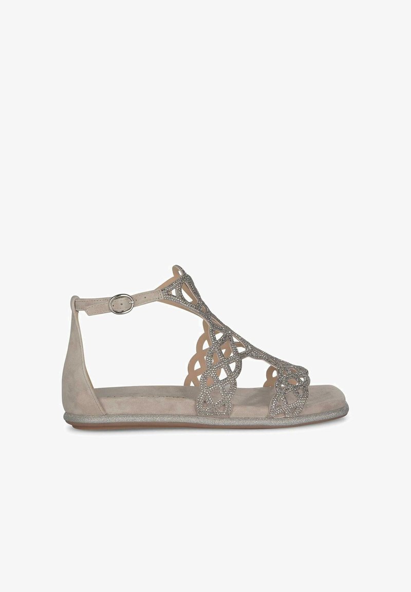 Szare zamszowe sandały z dekoracyjnym wycięciem i błyszczącymi akcentami. Płaska podeszwa, pasek na kostkę z metalowym sprzączką.