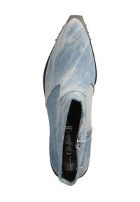 Denim čizme do gležnja svijetloplave boje s šiljastim vrhom, bočnim zatvaranjem na zip, i crnom gumenom potplatom, s istrošenom teksturom.