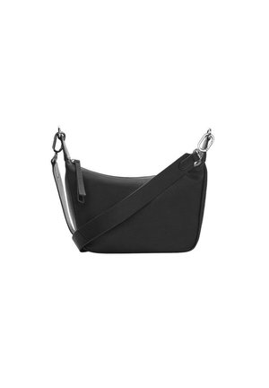 Sac bandoulière en cuir noir avec une large sangle réglable et des fermoirs métalliques argentés sur fond blanc.