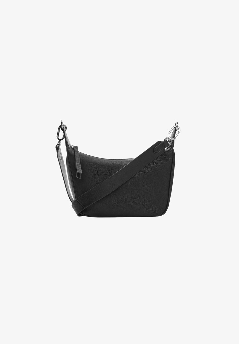 Sac bandoulière en cuir noir avec une large sangle réglable et des fermoirs métalliques argentés sur fond blanc.