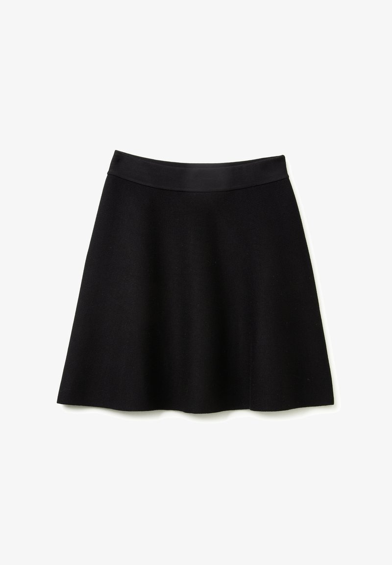 Falda negra con una cinturilla ajustada, confeccionada en una tela lisa y texturizada. Forma en A, de largo hasta la rodilla, sin patrones ni acentos visibles.