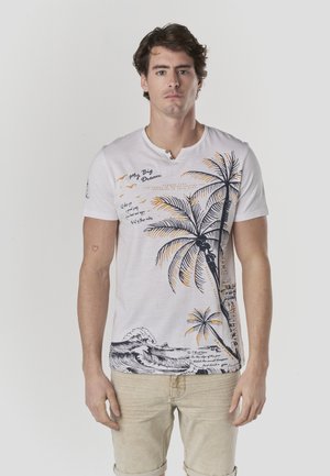 Camiseta blanca de manga corta con gráficos de palmeras en azul marino y naranja, con elementos de texto y detalle de botón en el cuello.