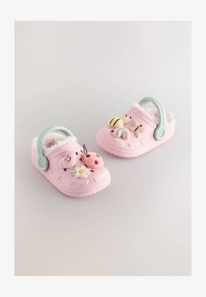 Rózsaszín habszivacs klumpák bolyhos béléssel, mentazöld pánttal és dekoratív filc díszítésekkel: virágok, ágyi poloska, pillangó és szivárvány.