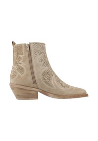 Botines de ante beige con diseño perforado, cremallera lateral y tacón de madera apilada, que presentan acentos de estilo western y punta afilada.