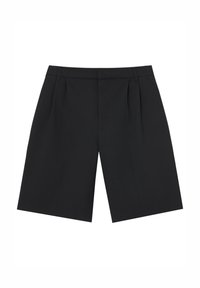 Czarne, dopasowane szorty do kolan z plisami z przodu, szlufkami na pasek i kieszeniami bocznymi na białym tle.