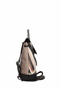 Bolso tipo bucket hecho de cuero texturizado, con un patrón geométrico en colores apagados, cierre de cordón y una correa de cadena plateada.