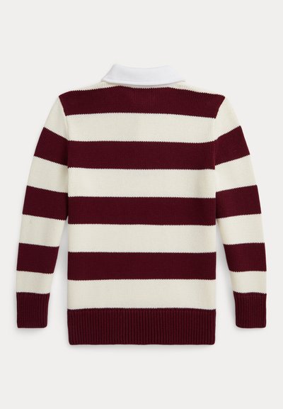 Burgundijas un krēma svītrainais džemperis ar baltu apkakli. Adīts audums, ribotās piedurknes un apakšmala, garas piedurknes, redzams aizmugures skats.