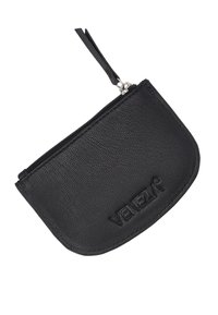 Sort læderpouch med tekstureret overflade, rund form og lynlåslukning. Har prægede logo på fronten og et lille bærestrop.