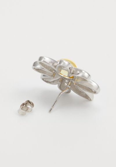 Orecchino a forma di fiore in argento con superficie texturizzata, caratterizzato da un accento centrale giallo e un perno in metallo per il fissaggio. Include un retro.