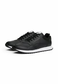 Schwarze Sportschuhe aus glattem synthetischem Material, mit einer weißen Zwischensohle, strukturierten Akzenten und einem klassischen Schnürdesign.