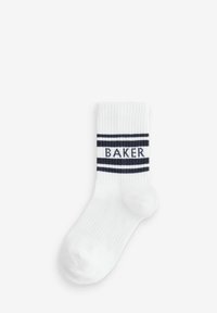 Valge puuvillane sokk ribatekstiiliga, millel on tumesinised horisontaalsed triibud ja tumesinise värviga broderitud "BAKER". Klassikaline spordidisain.