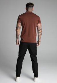 SIKSILK MUSCLE FIT - Basic T-shirt - brown