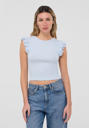 Top corto a righe blu chiaro con maniche corte a volant, abbinato a jeans in denim blu a vita alta. Scollo rotondo semplice, design minimale.