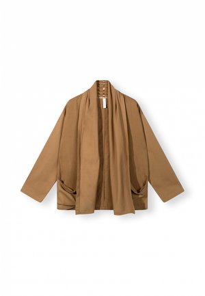 Brązowa kurtka w stylu kimono, wykonana z miękkiego materiału, charakteryzuje się luźnym krojem, otwartym przodem, szerokimi rękawami i dwoma frontowymi kieszeniami. Brak widocznych zapięć.