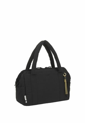 Sac à main rectangulaire noir avec poignées rembourrées, fermeture éclair, poches latérales et un porte-clés pompon vert sur fond blanc.