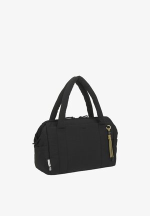 Sac à main rectangulaire noir avec poignées rembourrées, fermeture éclair, poches latérales et un porte-clés pompon vert sur fond blanc.