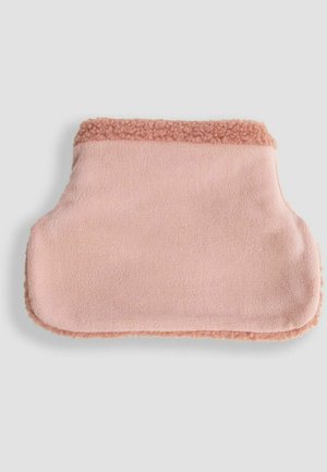 Pehme roosa fliis teki, millel on tekstureeritud, puhvlike serv. Ristkülikukujuline kuju ümarate nurkadega, pakkudes hubast välimust.