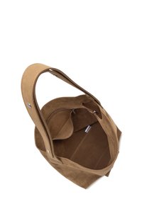 Borsa tote in suede marrone con una texture morbida, ampia tasca aperta, tasca interna con zip e due manici robusti. L'interno ha una finitura liscia.