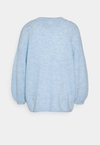 Světle modrý oversized svetr s kulatým výstřihem, žebrovanými manžetami a texturovaným povrchem. Design zahrnuje spadlé ramena a měkkou tkaninu.