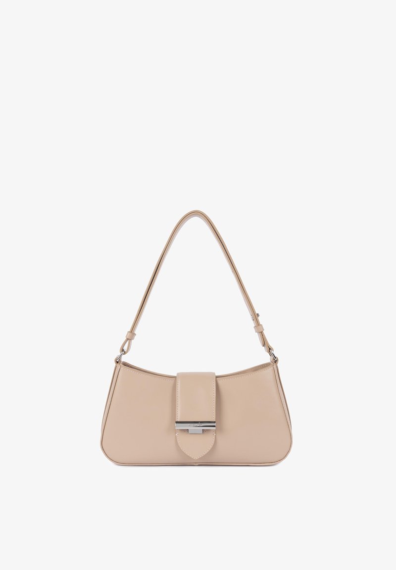 Sac à bandoulière en cuir beige de forme rectangulaire incurvée, avec un rabat fermé par une boucle métallique et une seule bandoulière ajustable.