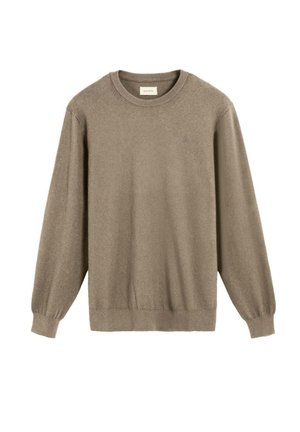 Suéter de punto beige con mangas largas, cuello redondo acanalado y banda en la cintura; textura suave con un diseño sencillo y discreto. Logo sutil en la parte delantera.