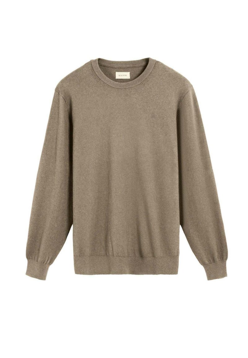 Suéter de punto beige con mangas largas, cuello redondo acanalado y banda en la cintura; textura suave con un diseño sencillo y discreto. Logo sutil en la parte delantera.
