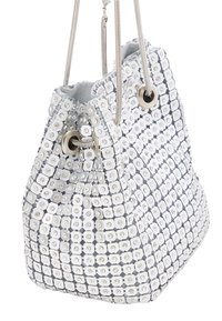 Borsa a secchiello argentata con paillettes circolari e dettagli in strass. Presenta una fodera in tessuto morbido e occhielli in metallo per cinghie regolabili.