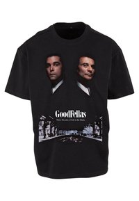 Svart bomull t-skjorte med grafisk trykk av to figurer i dresser og teksten "GoodFellas". Designet inkluderer en gate-scene under.