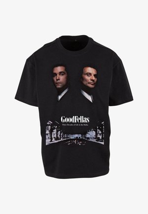 Crna pamučna majica s grafičkim printom dvije figure u odijelima i natpisom "GoodFellas". Dizajn uključuje prizor s ulice ispod.