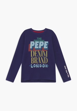 Camisa de manga larga azul marino con texto multicolor que dice "THE ORIGINAL PEPE DENIM BRAND LONDON." Cuenta con escote redondeado y aberturas laterales.