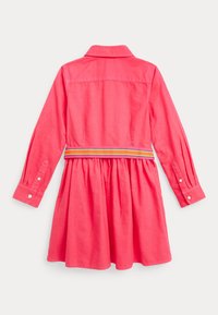 Růžové šaty na knoflíky s límečkem, dlouhými rukávy a rozšířenou sukní. Obsahují barevný pruhovaný opasek v pase.