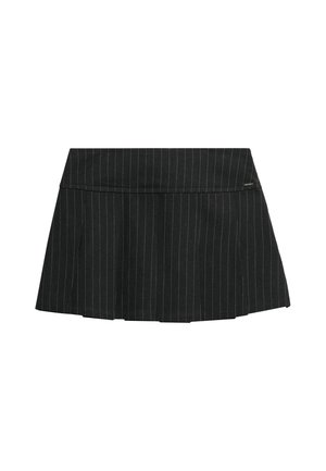 Jupes mini plissée noire avec des rayures blanches, dotée d'une taille plate et d'un design ajusté, fabriquée à partir d'un tissu texturé.