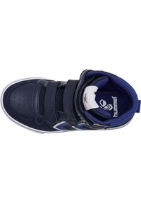 Marinblå sneaker med syntetiskt överdel, två kardborreband, perforerat tånät, vit sula och kontrasterande blå och vita zigzagdetaljer.