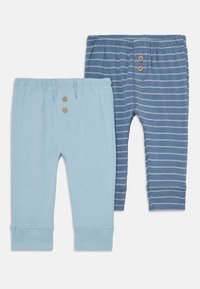 Lichtblauwe katoenen broek met elastische tailleband en twee houten knopen. Donkerblauwe gestreepte broek met vergelijkbare tailleband en boorden. Tweedelige set.