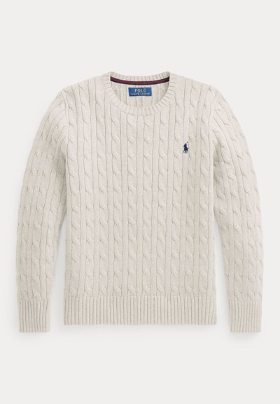 Pull à manches longues couleur crème en maille torsadée, col rond et petit logo Polo Ralph Lauren bleu marine sur la poitrine gauche.