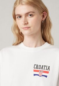 Levi's® FOOTBALL FAN TEE UNISEX - Apdrukāts T-krekls - white