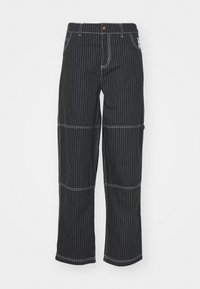 Pantaloni negri cu dungi albe, cu croială lejeră, având două buzunare frontale și un buzunar lateral cu fermoar. Material durabil.
