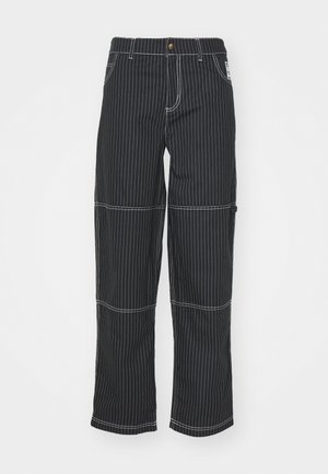 Zwarte broek met fijne strepen en witte stiksels, losse pasvorm, voorzien van twee voorzakken en een ritszak aan de zijkant. Duurzame stof.