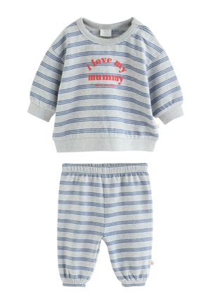 Blau-grau gestreifter Babyanzug mit langen Ärmeln, Hose mit elastischem Bund und rotem Schriftzug "i love my mummy" auf dem Oberteil.