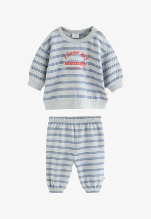 Blau-grau gestreifter Babyanzug mit langen Ärmeln, Hose mit elastischem Bund und rotem Schriftzug "i love my mummy" auf dem Oberteil.