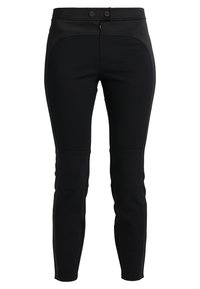 Zwarte slim-fit broek met een gladde textuur, voorzien van een ritsluiting, twee knopen en contrasterende zijpanelen.