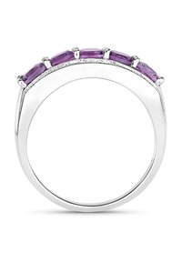 Bague en argent ornée de cinq pierres précieuses rectangulaires violettes disposées en rangée, avec un anneau lisse et poli et un léger texturage sur les bords.