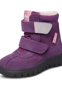 Stivale invernale impermeabile per bambini di colore viola, dotato di due cinturini in velcro, suola nera scanalata e dettagli in tessuto rosa all'altezza della caviglia e sulla linguetta.