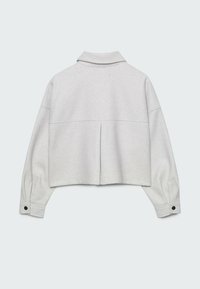 Jasnoszara, krótka kurtka z kołnierzem, długimi rękawami i mankietami zapinanymi na guziki. Teksturowana tkanina z zakładką z tyłu dla dodatkowego efektu.